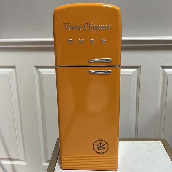 🍾NEW Veuve SMEG Mini Fridge Gift Box - Picture 1 of 5